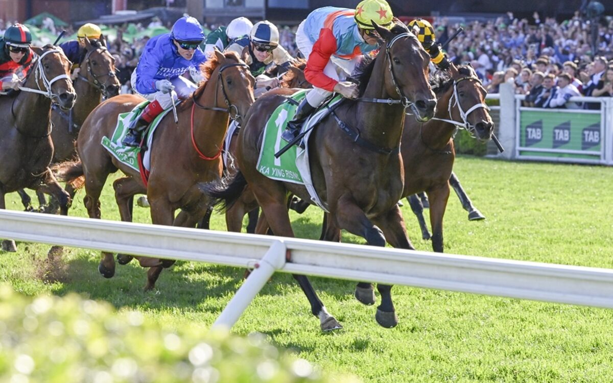 Ka Ying Rising superando a Tempted y Joliestar en el TAB Everest de 2025 - foto vía: Sky Racing World