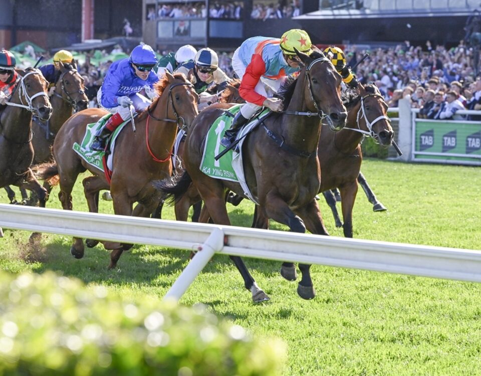 Ka Ying Rising superando a Tempted y Joliestar en el TAB Everest de 2025 - foto vía: Sky Racing World