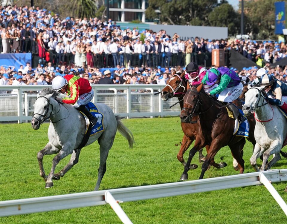 Kingswood (GB) - Caulfield Cup G1 - Foto vía ©️Sky Racing World. Derechos reservados.